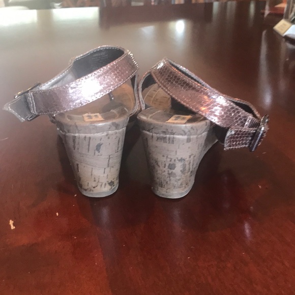 Size 6M brown wedges - Picture 2 of 7